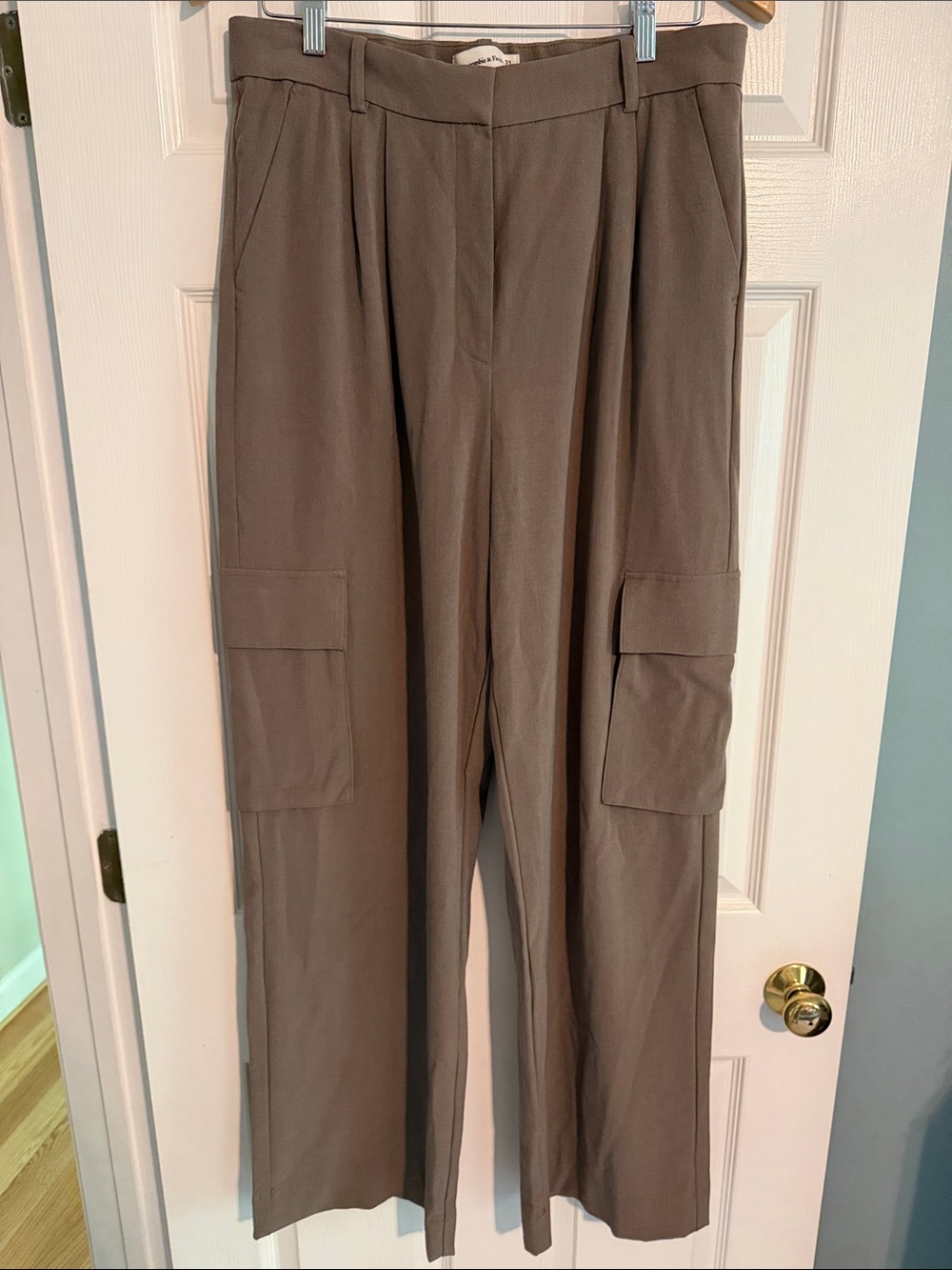 Abercrombie Wide-Leg Cargo Pants in Taupe